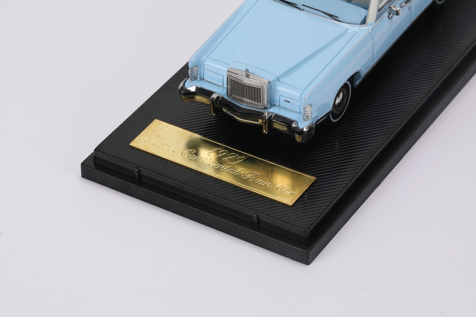 1979 Lincoln Continental Town Car Wedgewood Blue in 1:64 scale by Sun Star