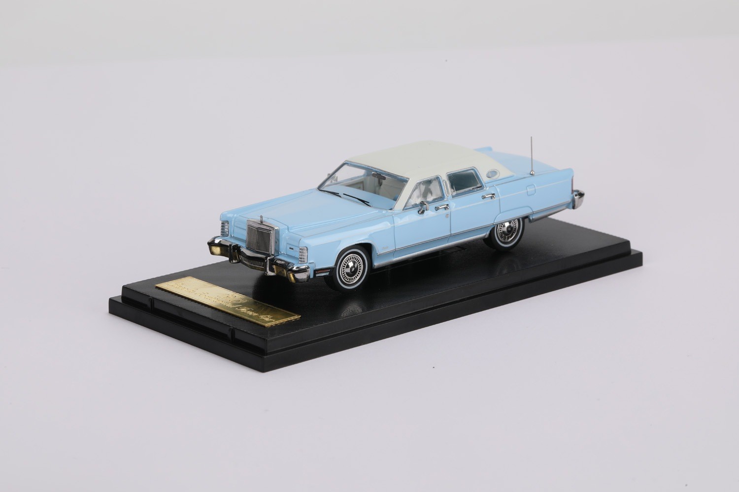 1979 Lincoln Continental Town Car Wedgewood Blue in 1:64 scale by Sun Star