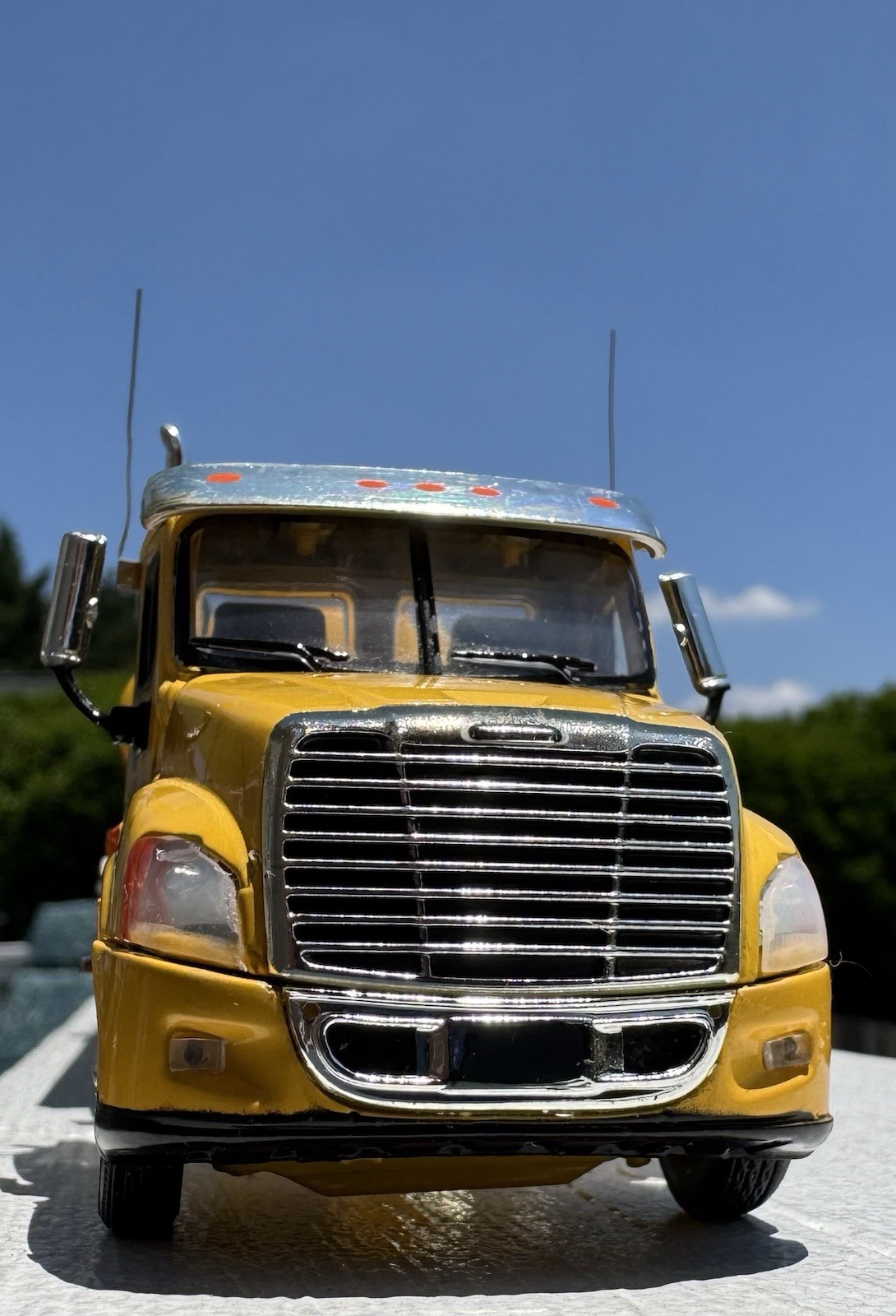 Tonkin 1/53 Loves Freightliner Cascadia Day Cab Fuel Tanker Semi Limited Edition