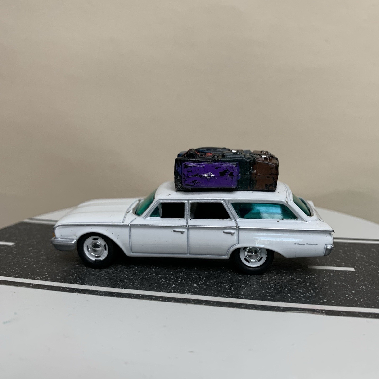 CUSTOM Johnny Lightning 1960 Ford Ranchero Wagon White w/Roof Luggage 1:64 NM