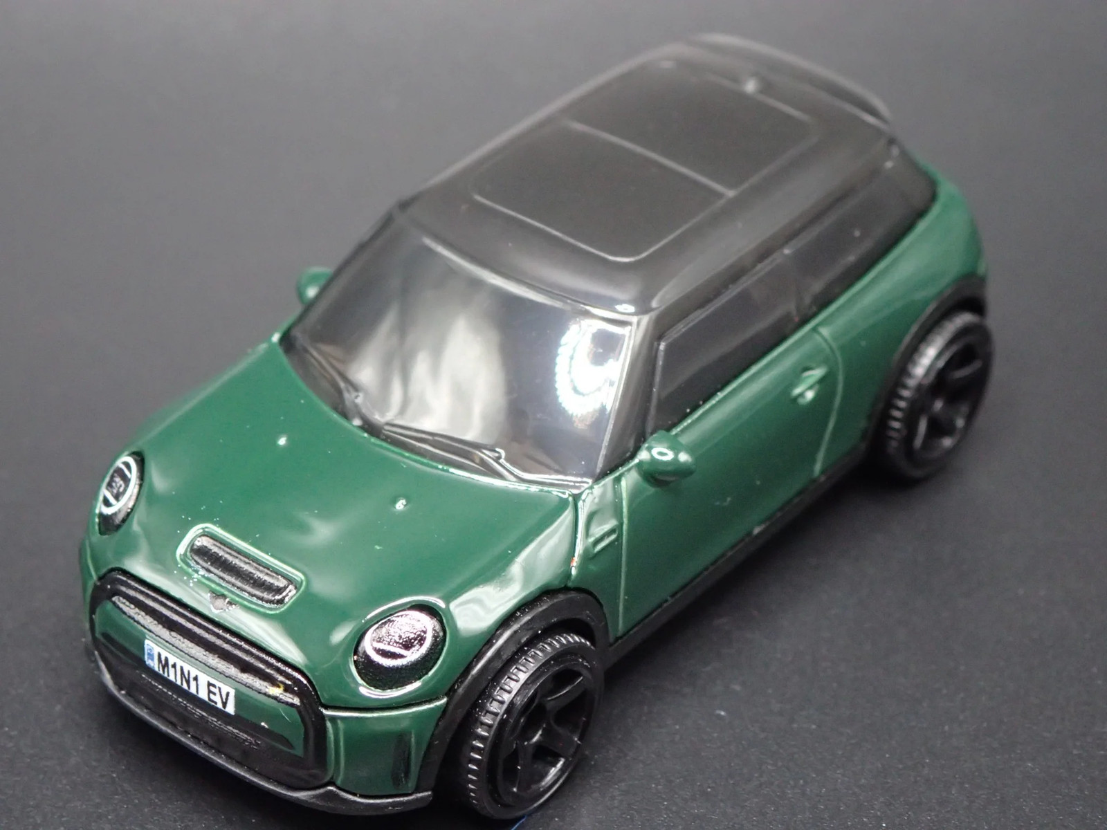 2020 – 2024 MINI COOPER SE EV GREEN 1:64 SCALE DIORAMA DIECAST MODEL CAR
