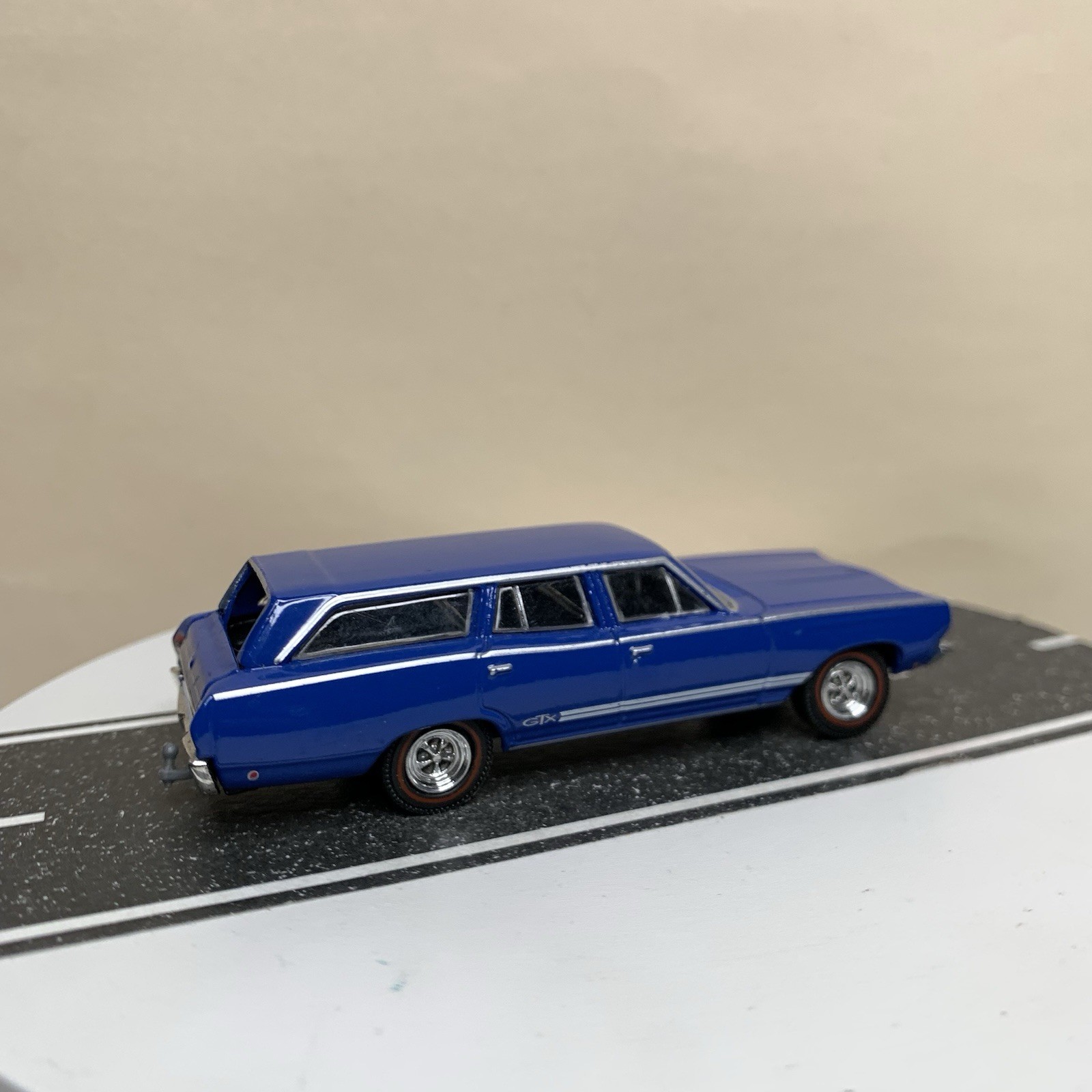 Greenlight Estate Wagons 1968 Plymouth Satellite GTX Tribute Wagon Blue 1:64 NM