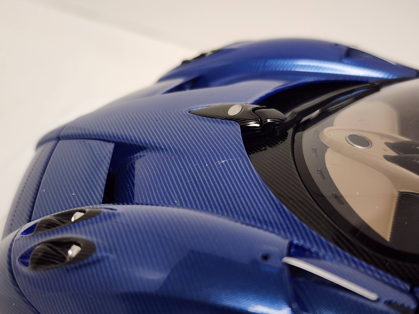 AUTOart 1:18 diecast car – Pagani Huayra Roadster (BLU Tricolore Carbon Fiber).