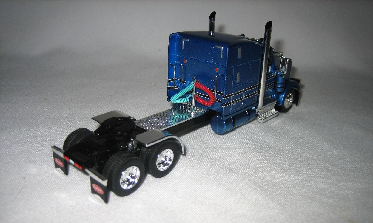 1/64 DCP 172A 589 Pete 72” Sleeper (Bright Blue/Black)