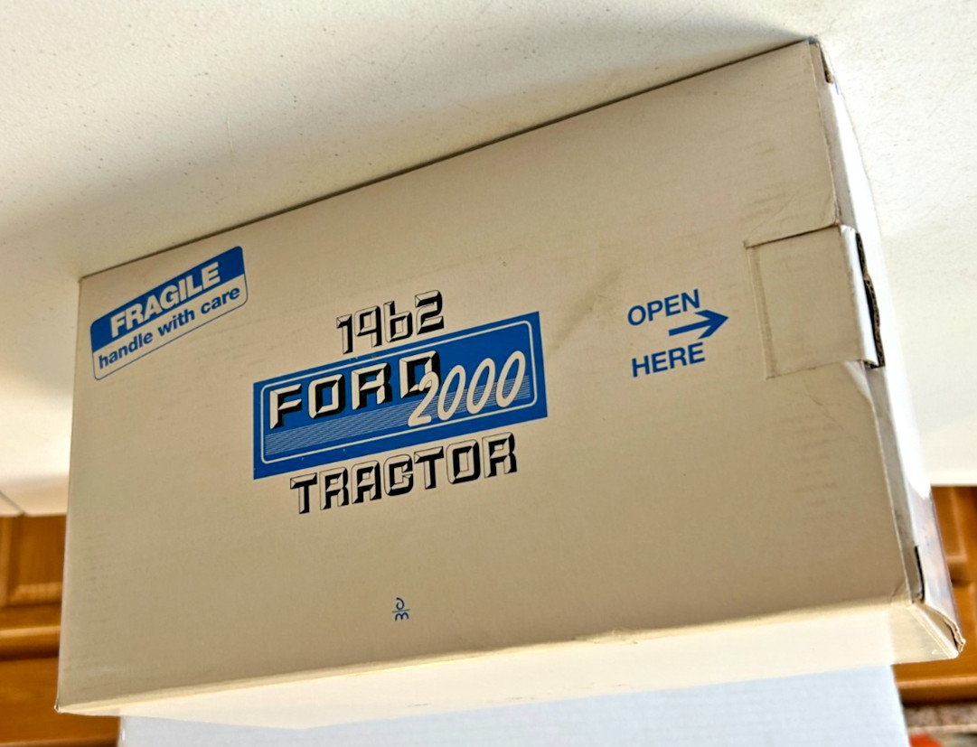 The Danbury Mint 1/16 1962 Ford Model 2000 Blue Diecast Original Box