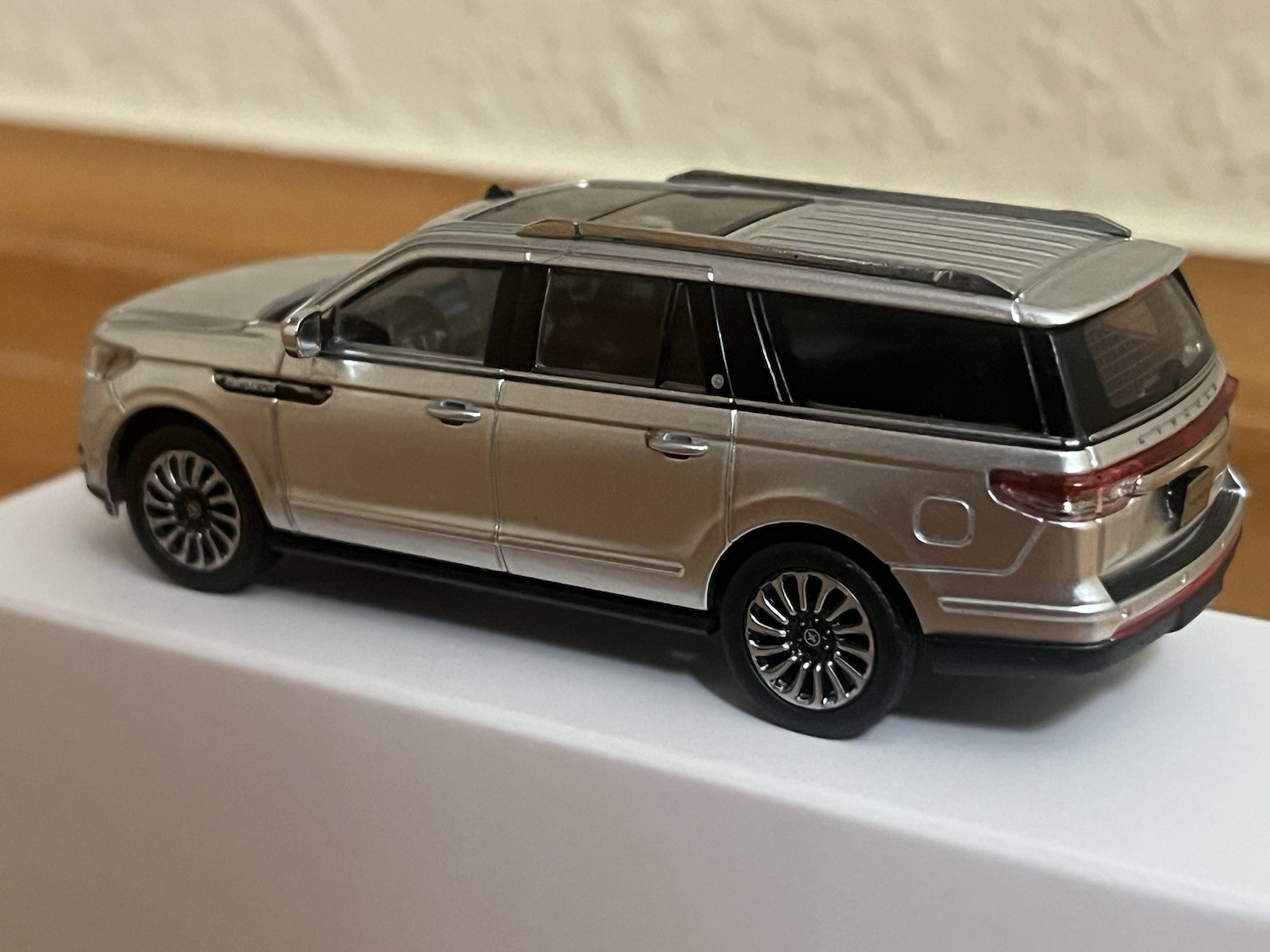 WTX 1:64 2018-2021 Lincoln Navigator L Reserve Silver W/ Folding Running Boards