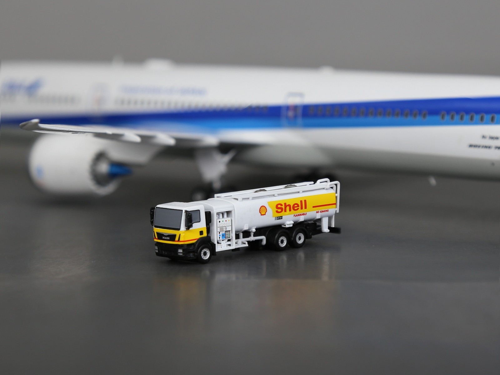 Scale 1:200 MAN single-axle Airport Shell Gas Refueler truck 3D printed model