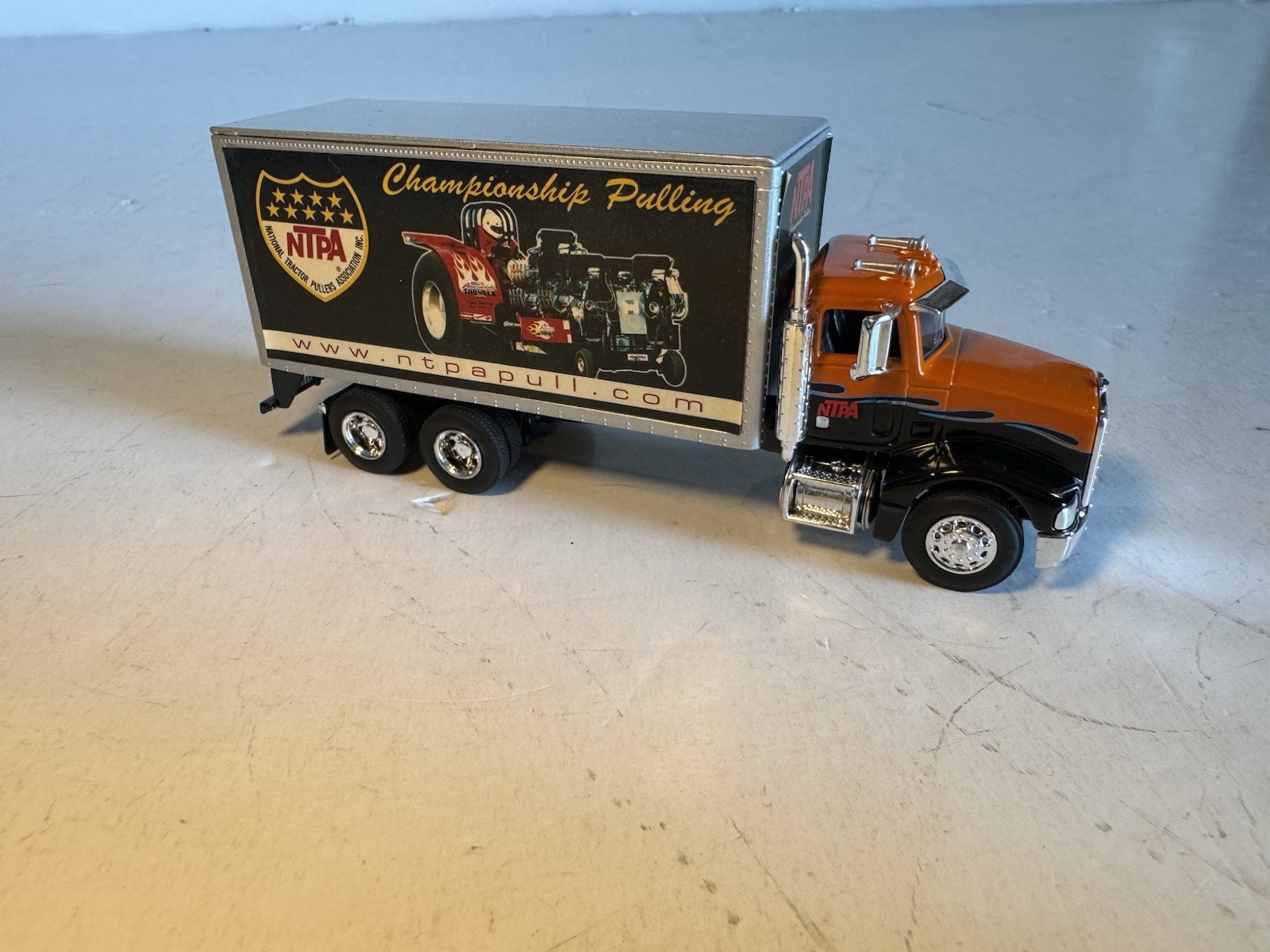 SpecCast 1:64 Diecast Peterbilt Box Truck Tractor Pulling