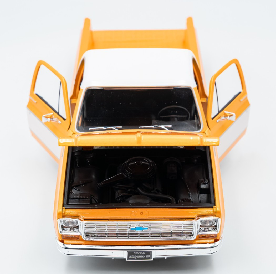 Maisto 1/18 Scale – 1974 Chevrolet C10 Cheyenne Super – Orange, White