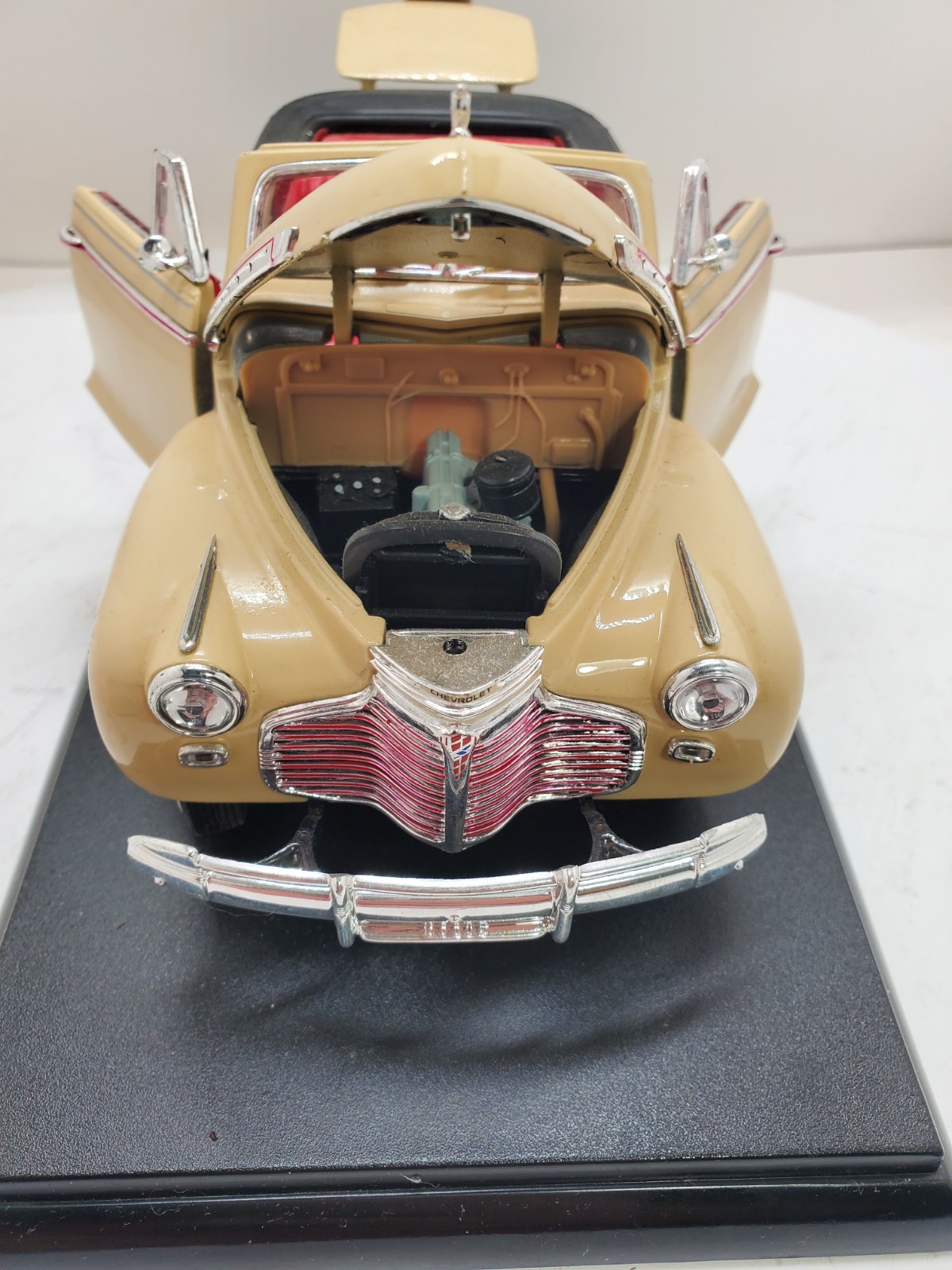 WELLY Collectable 1941 Chevrolet Special Deluxe 1:18 Diecast Beige/Red No Box