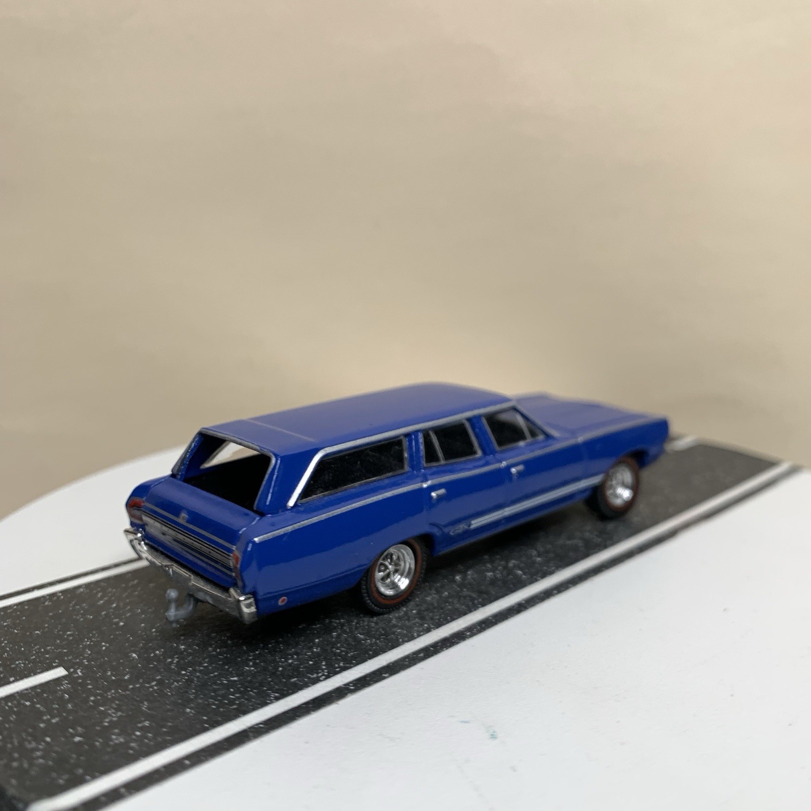 Greenlight Estate Wagons 1968 Plymouth Satellite GTX Tribute Wagon Blue 1:64 NM