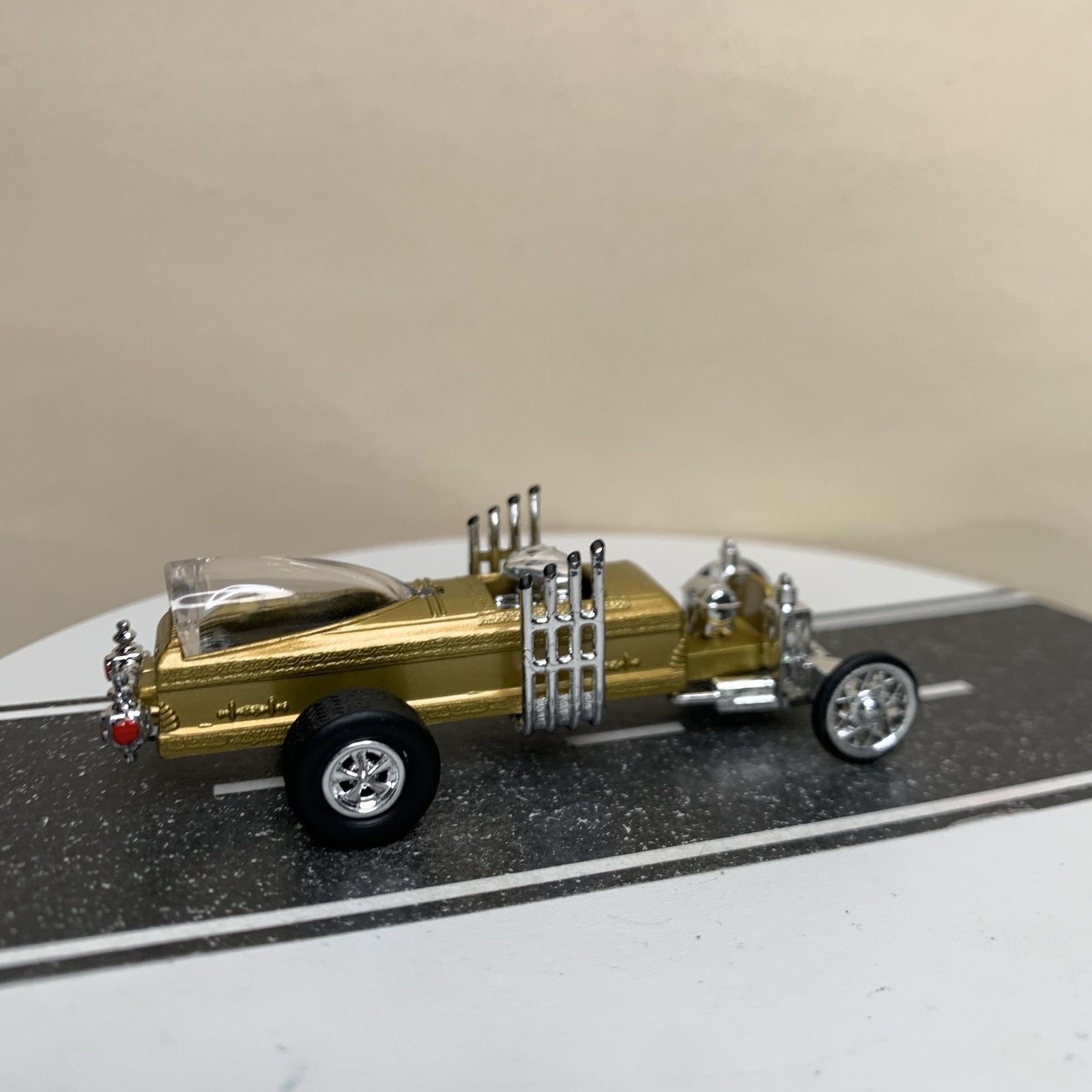 1999 Johnny Lightning Episode 2 The Munsters Drag-U-La Coffin Hot Rod Gold NM