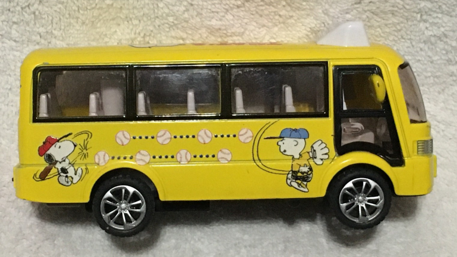 Peanuts Snoopy’s “That’s How I Roll” Diecast 5.5″ Bus Yellow Side Door Opens