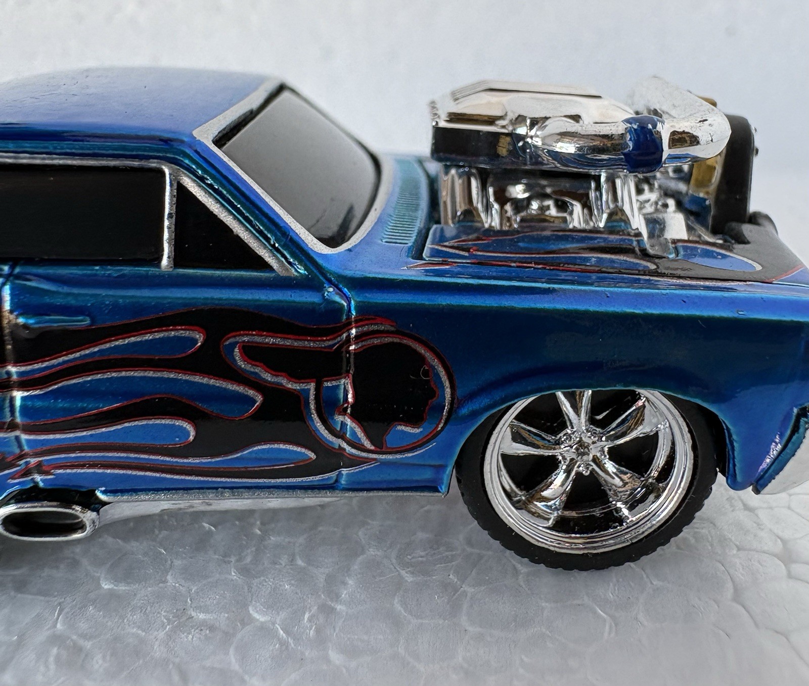 Muscle Machines 1965 Pontiac GTO Blue w/ Flames Chrome Blower 1/64 Diecast Car