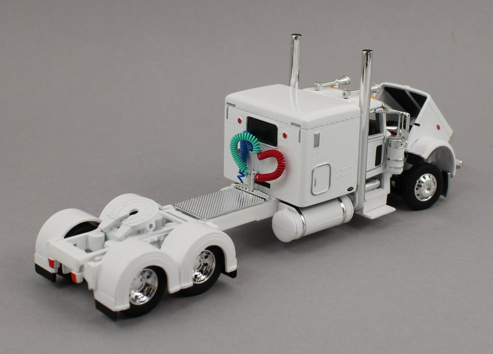 DCP 1:64 *WHITE* Peterbilt 389 63″ Flattop w/LANDOLL 440 Traveling Axle Trailer