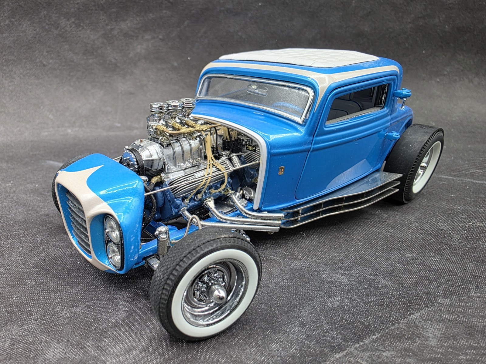 Danbury Mint 1932 Ford Little Deuce Coupe V8 1:24 Scale Diecast Beach Boys Car