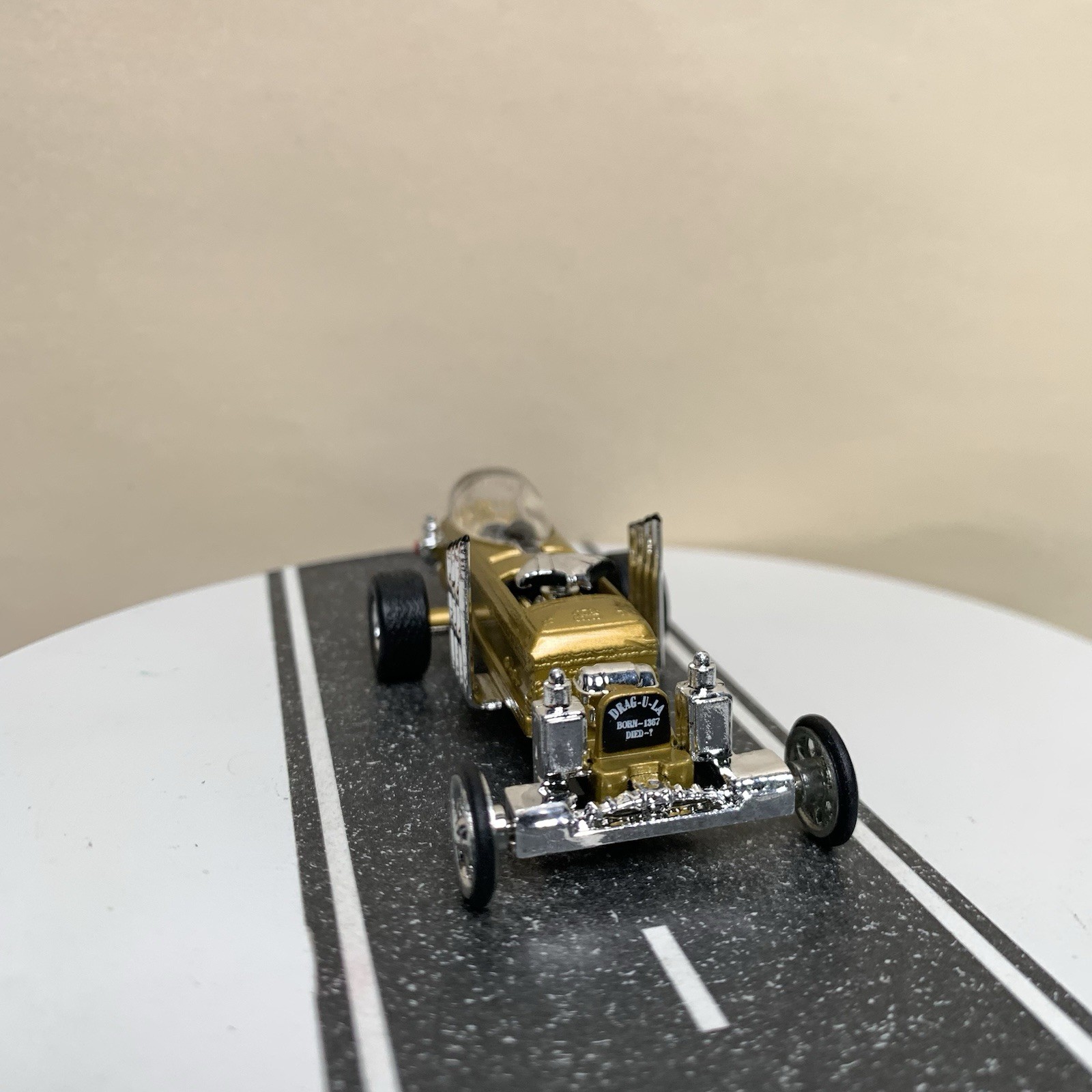 1999 Johnny Lightning Episode 2 The Munsters Drag-U-La Coffin Hot Rod Gold NM