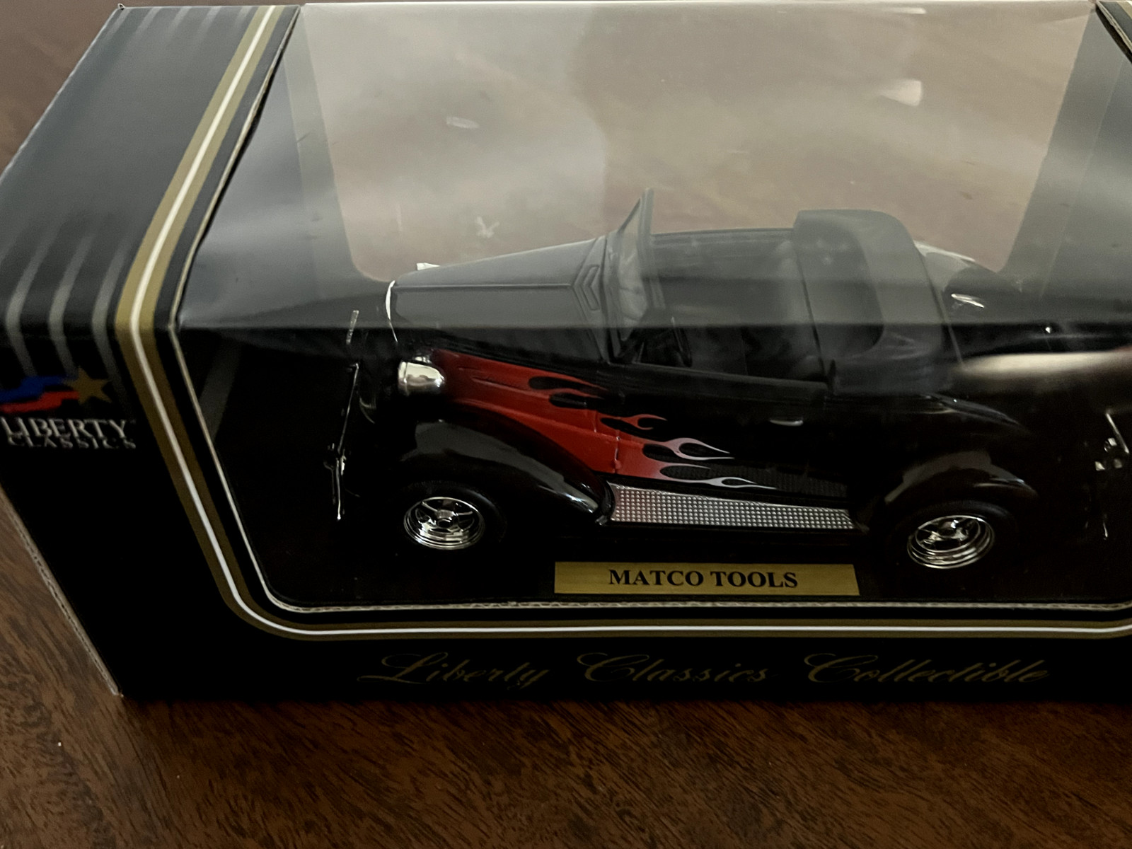 1932 32 FORD ROADSTER HOT ROD BLACK FLAMES 1:64 SCALE DIORAMA DIECAST MODEL CAR