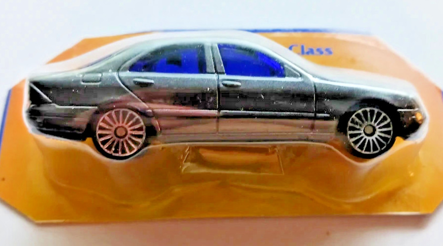 Mercedes Benz S-Class Luxury Sports Sedan Maisto 1:64 Scale, New on a Cut Card