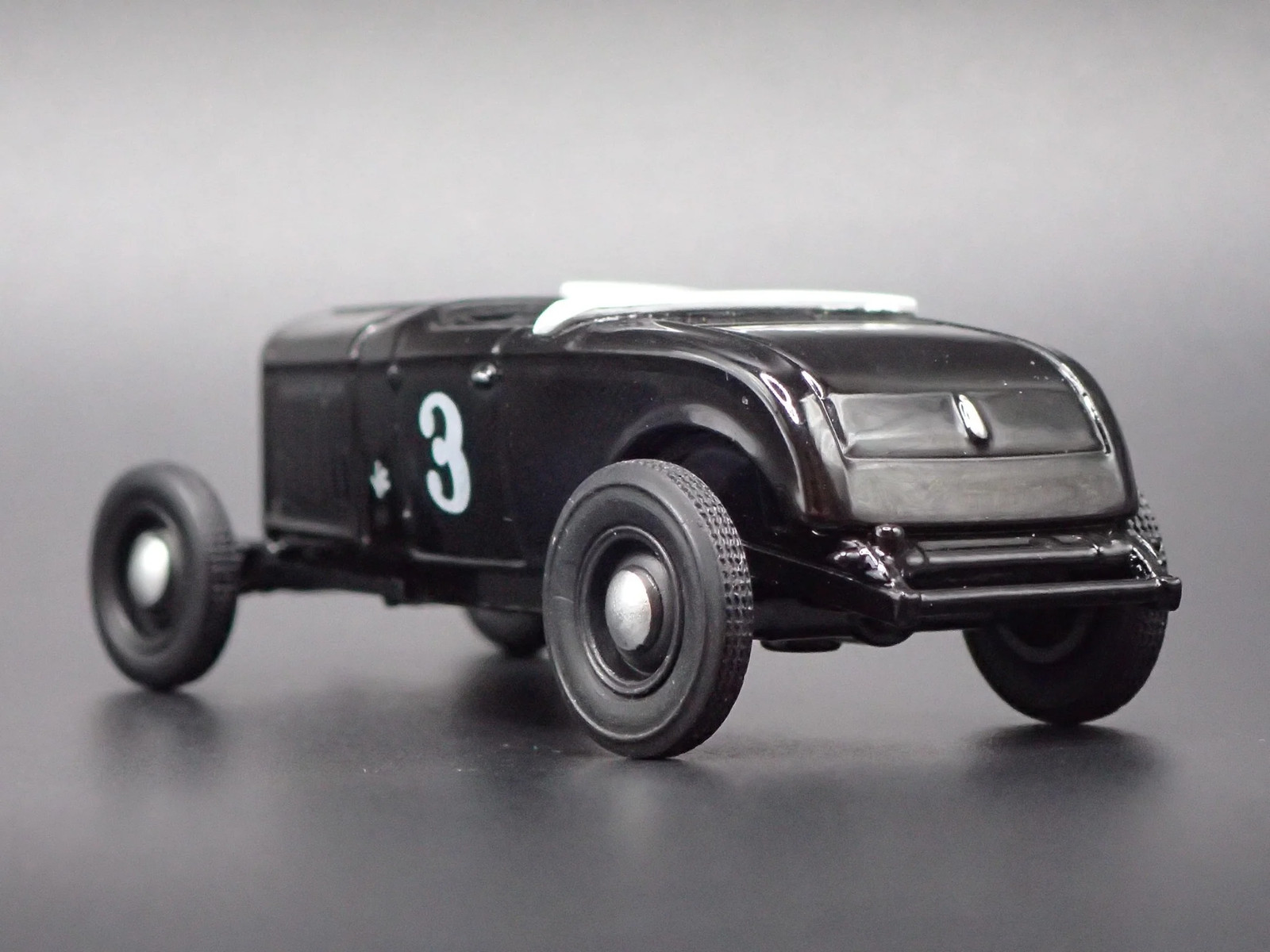 1932 32 FORD ROADSTER HOT ROD BLACK 1:64 SCALE DIORAMA DIECAST MODEL CAR