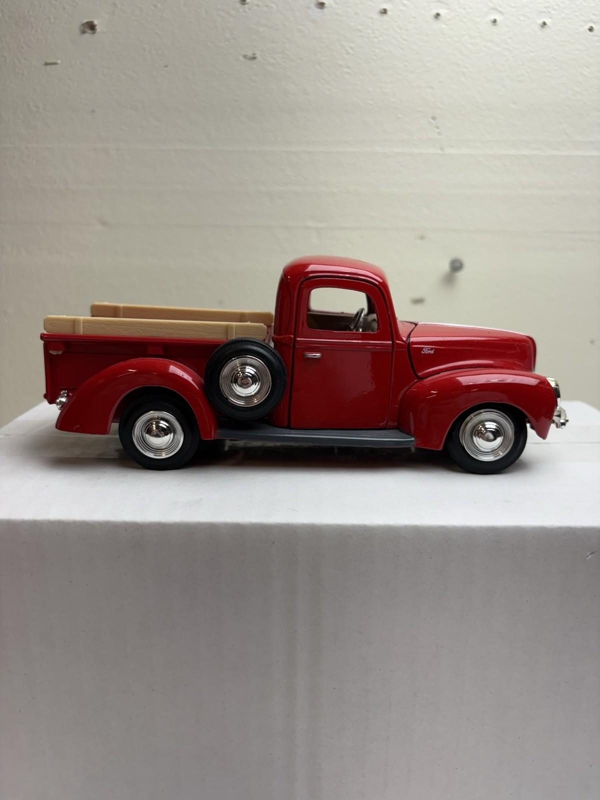 1940 Red Ford Pickup Truck – 1:24 Scale Diecast Motormax, No. 68062