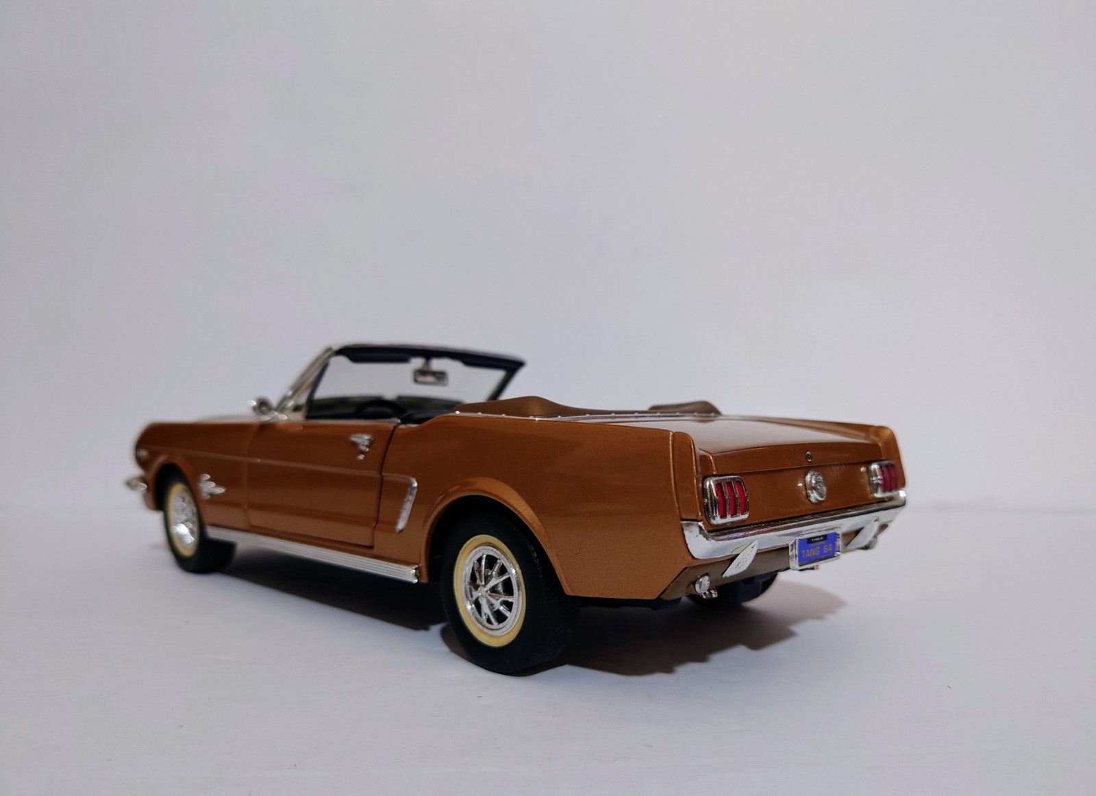 1:18 MIRA CALIDAD GOLDEN LINE 1964 1/2 FORD MUSTANG CONVERTIBLE BROWN BRONZE HTF
