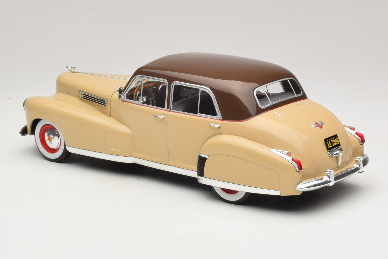 Cadillac Fleetwood Series 60 Special 1:18 Beige MCG | MCG18656