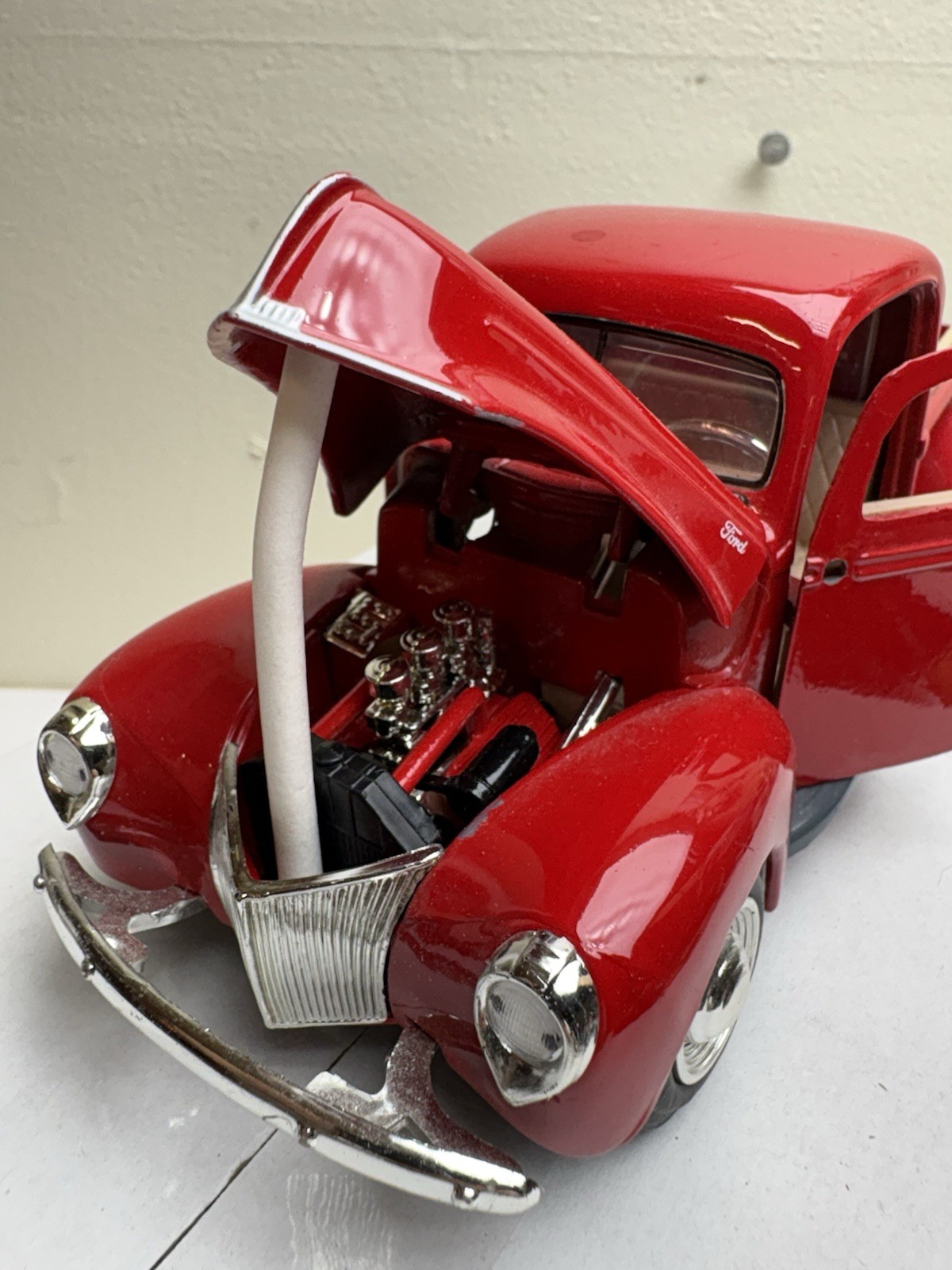 1940 Red Ford Pickup Truck – 1:24 Scale Diecast Motormax, No. 68062