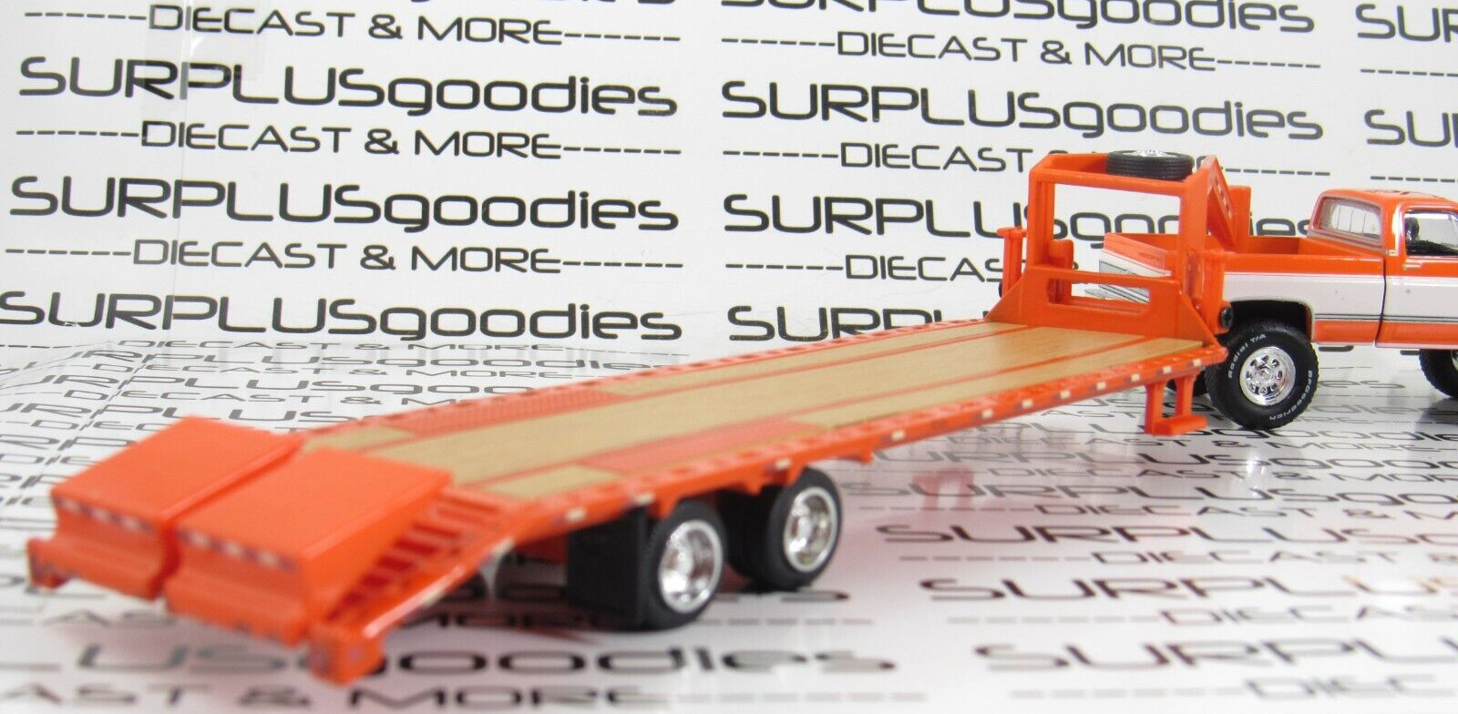 Greenlight 1:64 LOOSE LIFTED Orange 1986 CHEVROLET SILVERADO w/Gooseneck Trailer