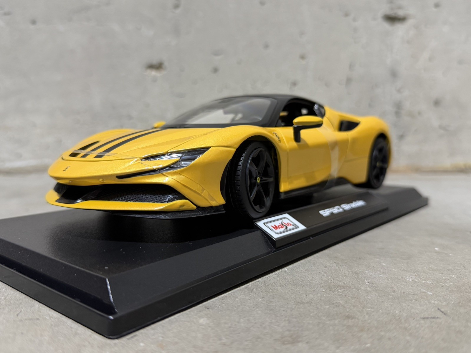 Ferrari SF90 1:18 Maisto Special Edition Diecast Model Car – Yellow