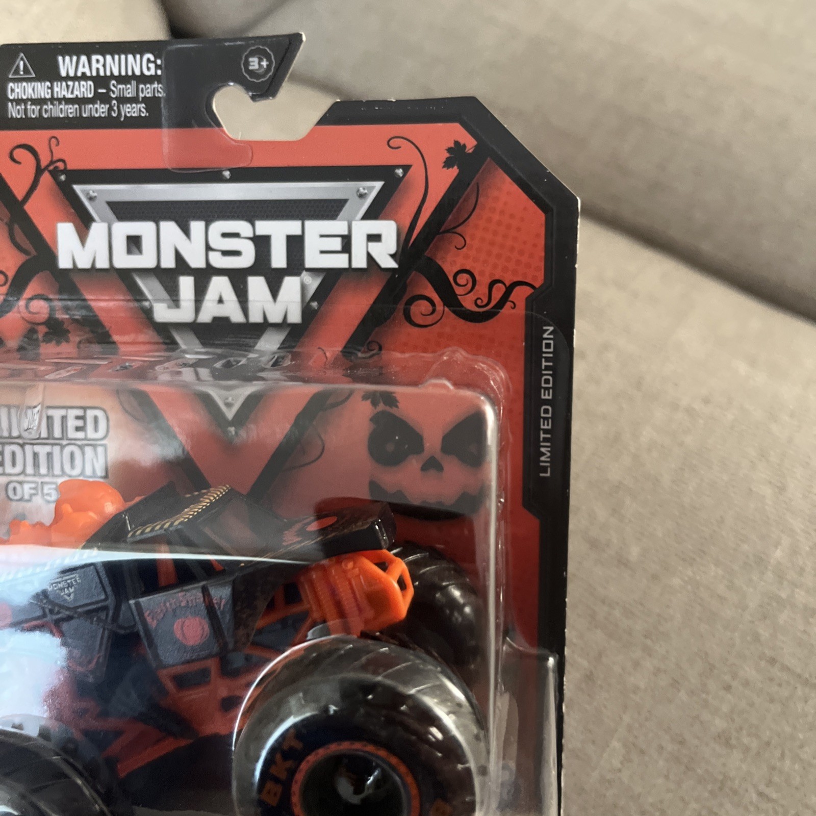 Spin Master Earth Shaker Pumpkin Co. Limited Edition Monster Jam 1:64 Truck