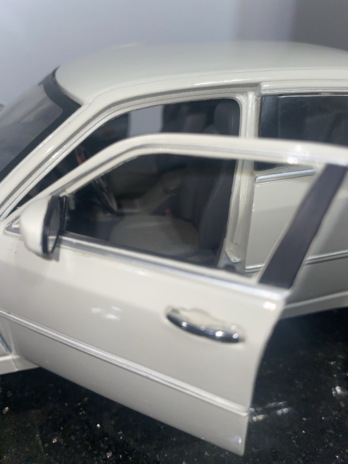 Maisto 1:18 Chrysler 300C Hemi White Pearl