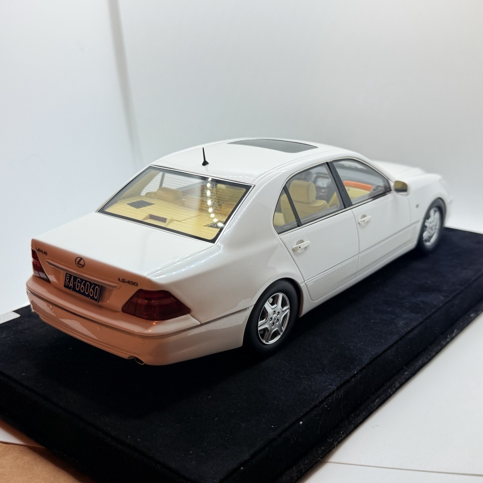 1/18 Ivy Models Lexus LS 430 in Gloss White 99 pieces Leather base