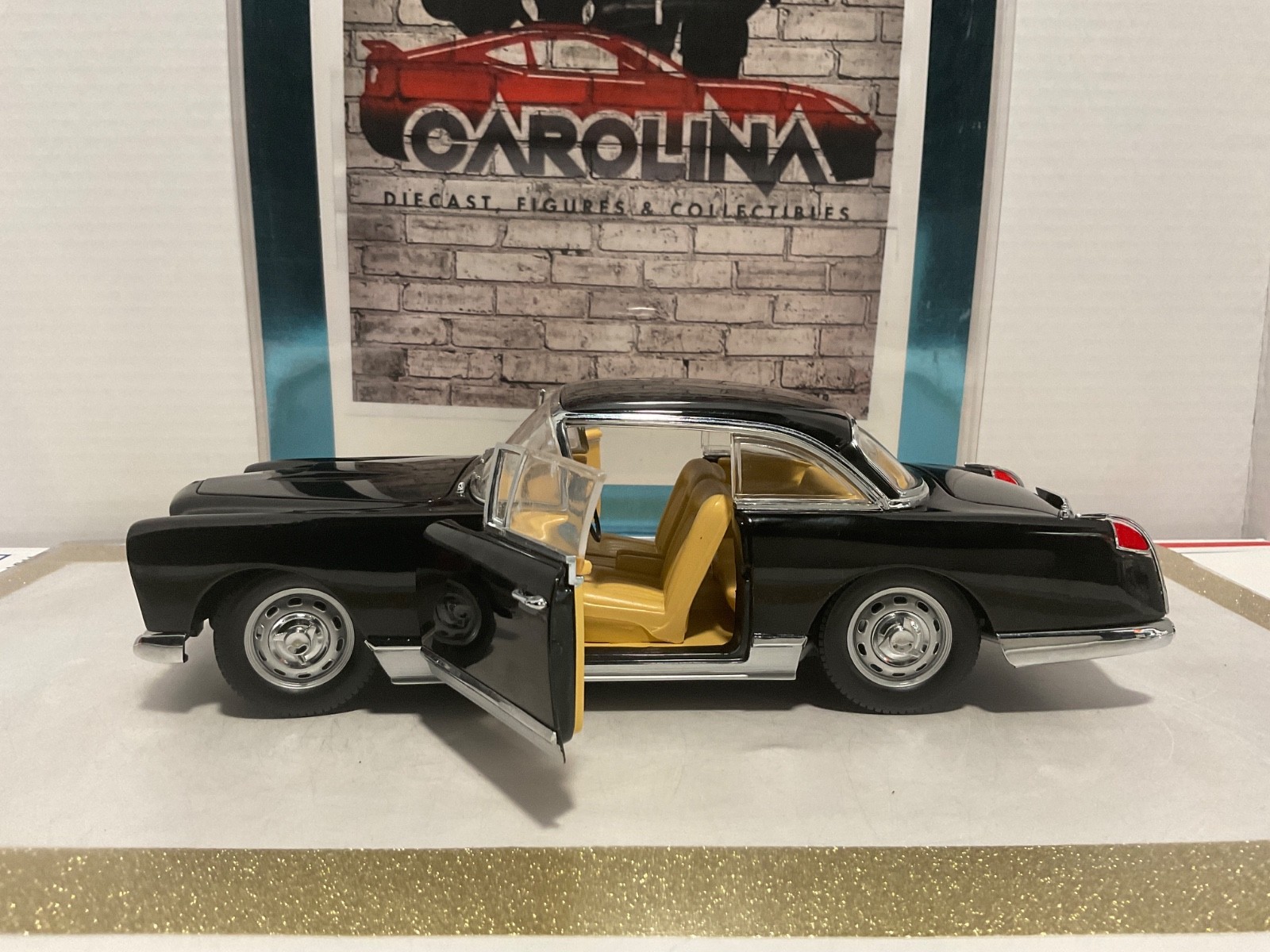 1/18: SON STAR FAREL VEGA HK500 BLACK ON TAN