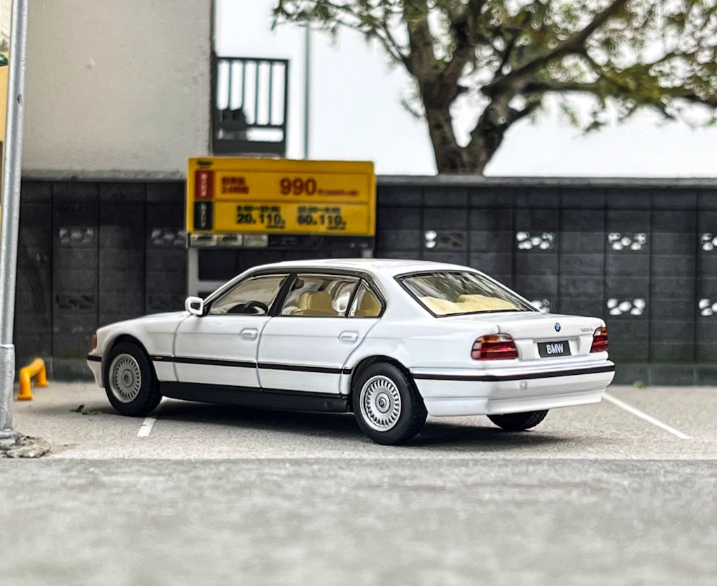 AR 1:64 White 750iL E38 Luxury Sedan Sports Model Diecast Metal Car
