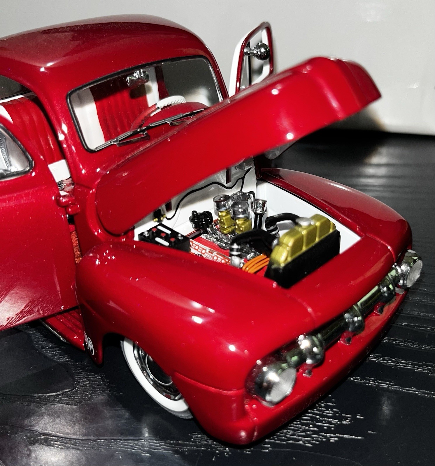 1951 FORD F-150 CUSTOM PICKUP DANBURY MINT CANDY APPLE RED 1:24 DIECAST MODEL