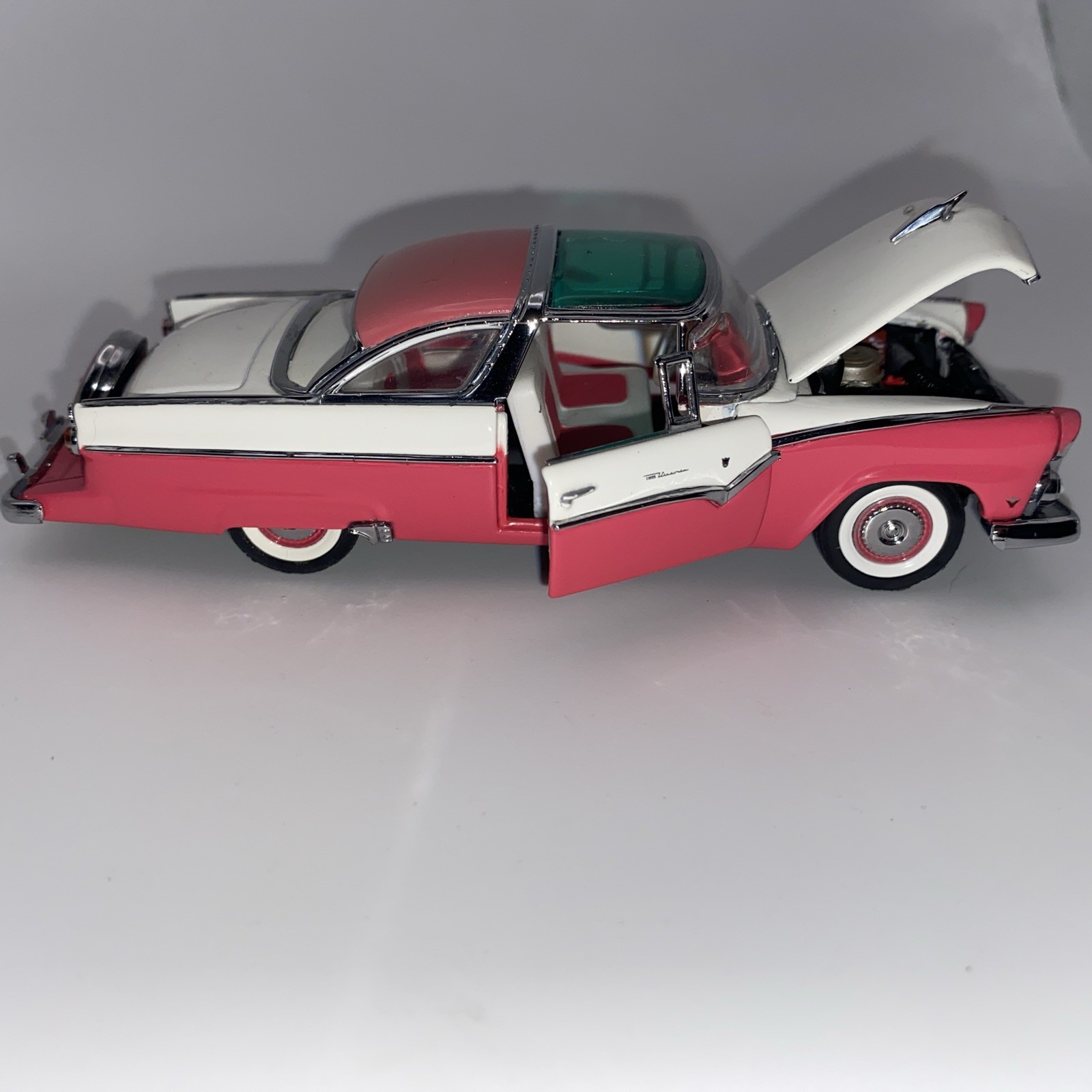Franklin Mint 1957 Ford Fairlane 500 Skyliner Red/White 1:24 Die Cast B11ST54
