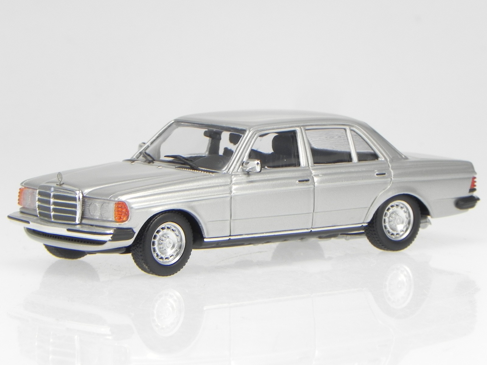 Mercedes W123 230E 1982 silver diecast modelcar 940032202 Maxichamps 1:43