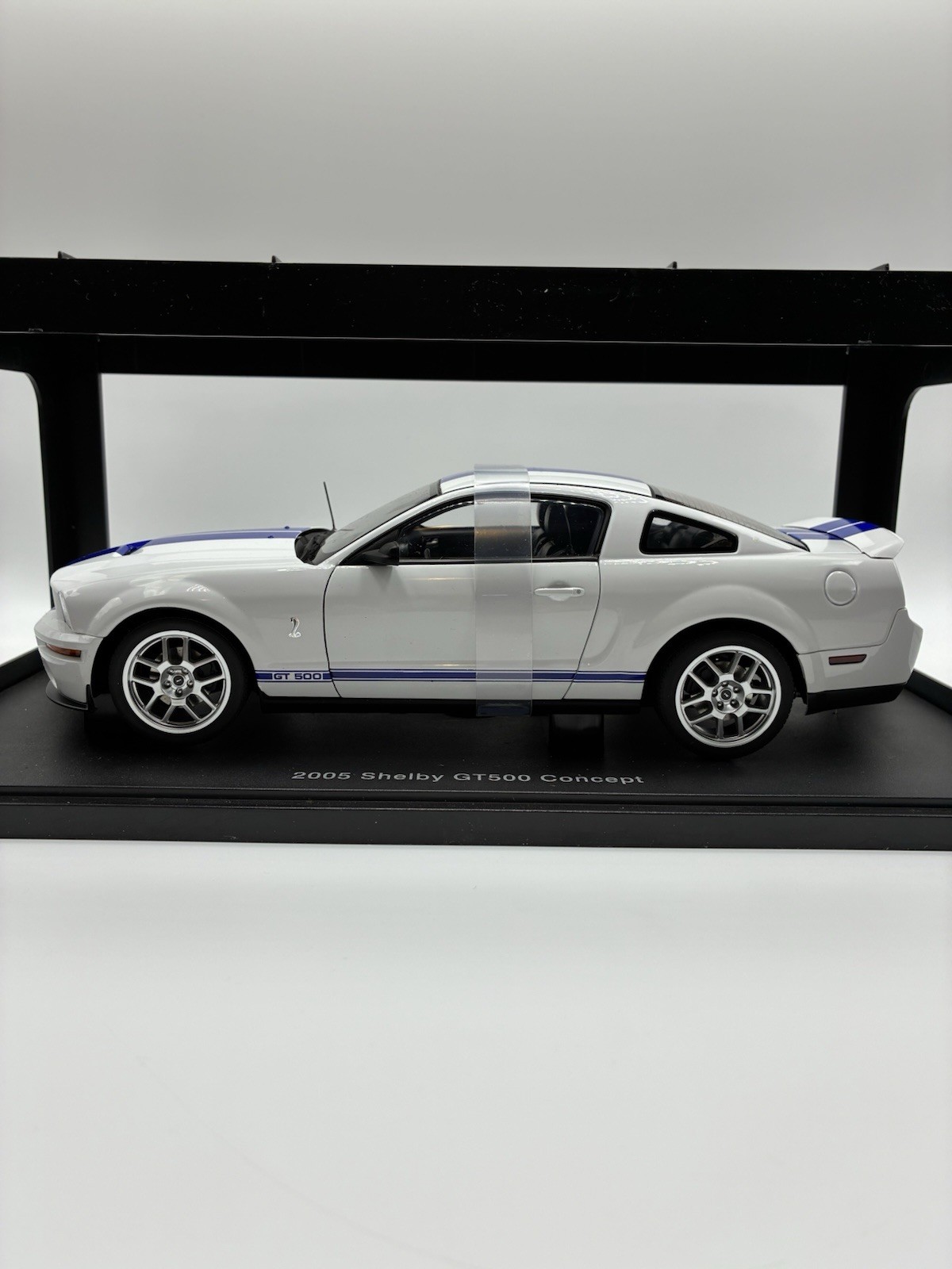 1/18 AUTOart 2005 Ford Mustang Shelby Cobra GT500 Concept White Blue Stripes