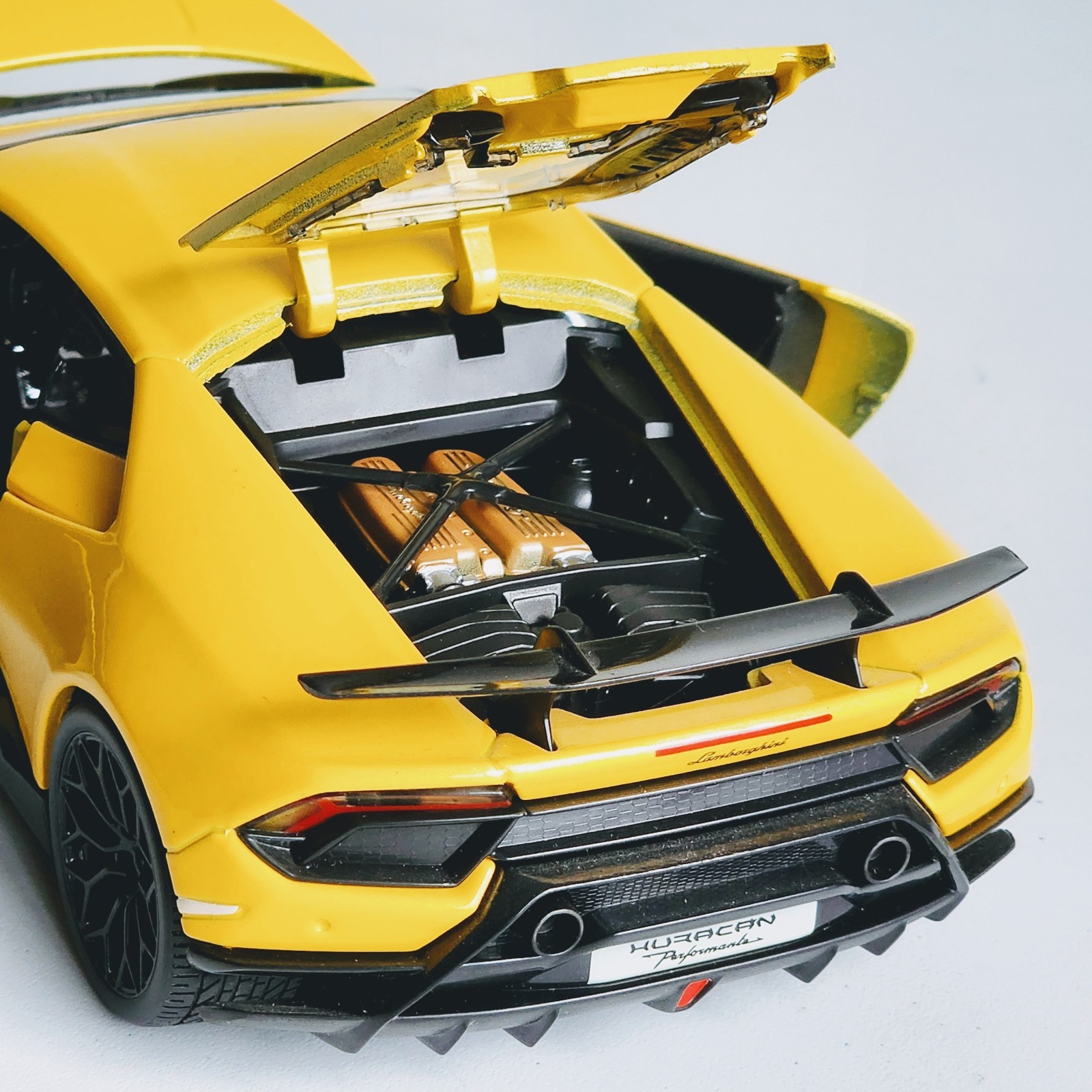 Maisto Special Edition Lamborghini Huracan Performante 1:18 Yellow Diecast