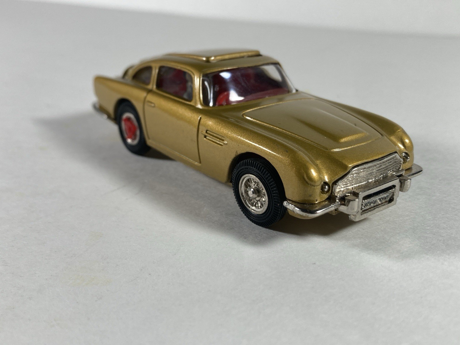 Corgi 1/43 Scale 04201 James Bond 007 Aston Martin DB5 & Oddjob Figure Set