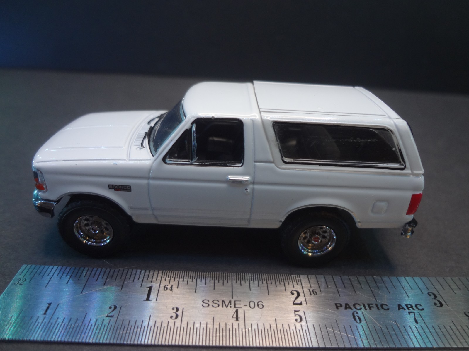Greenlight 1993 Ford Bronco XLT white w/ removable top – Loose 1:64