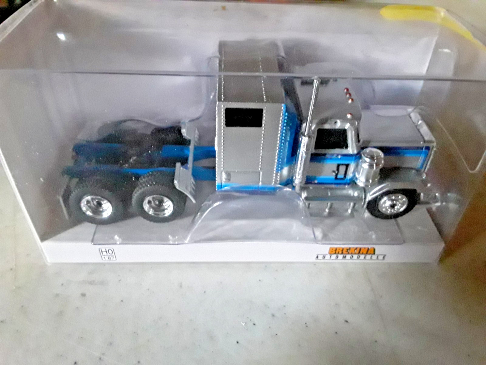 Brekina HO-1:87 Scale GMC GENERAL Tractor w/Sleeper (CC-201