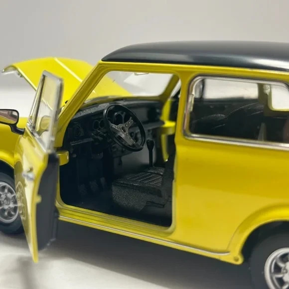 WELLY 1:24 BMW MINI Cooper 1300 Diecast Yellow