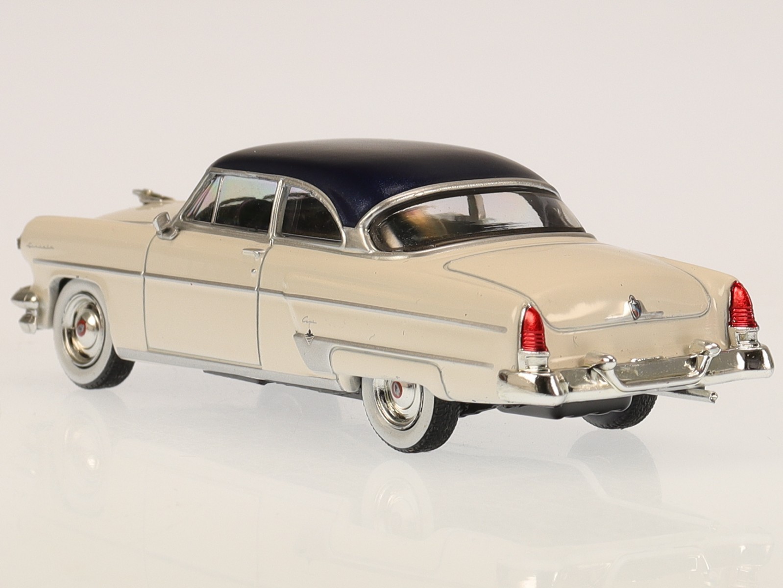 Lincoln Capri 1954 white black roof diecast model car 631-L Mini-GT 1:64