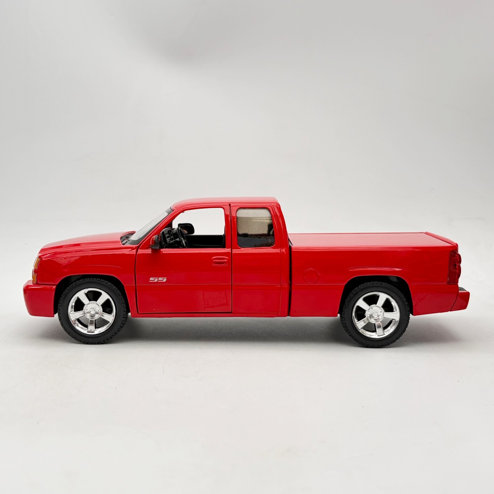 Motormax 1:24 2006 Chevy Silverado Intimidator SS Red