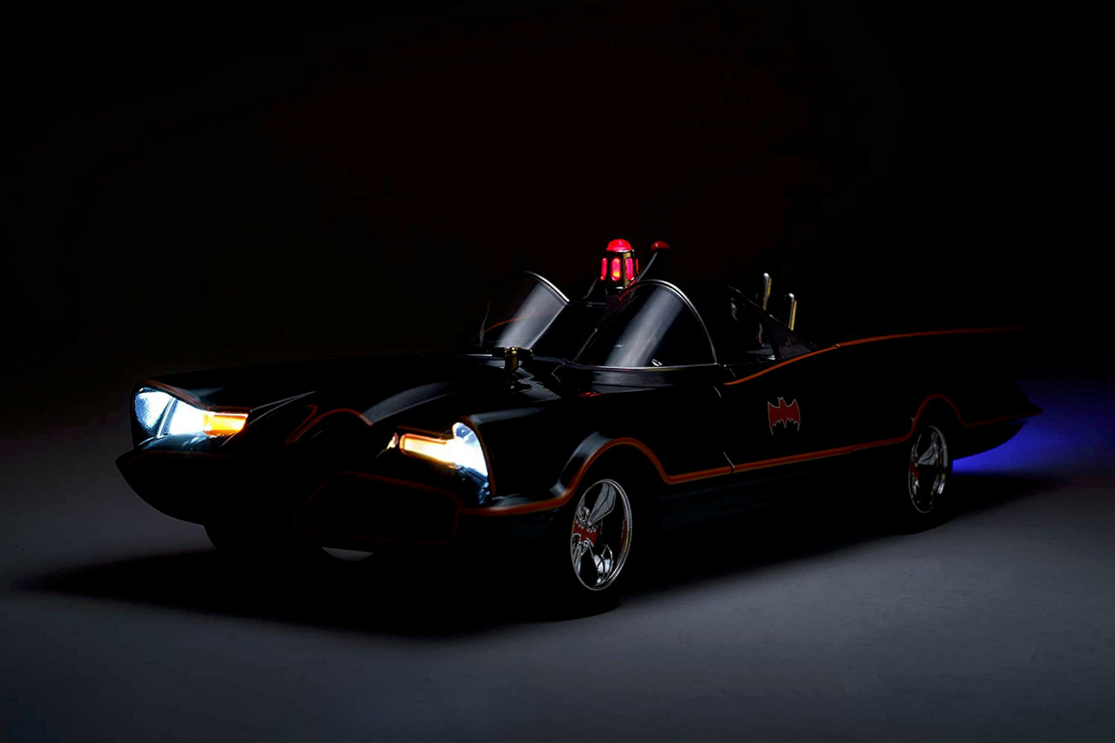 NEW Jada 98625 Batman Classic 1966 TV BATMOBILE 1:18 Vehicle w/ Lights & Figures