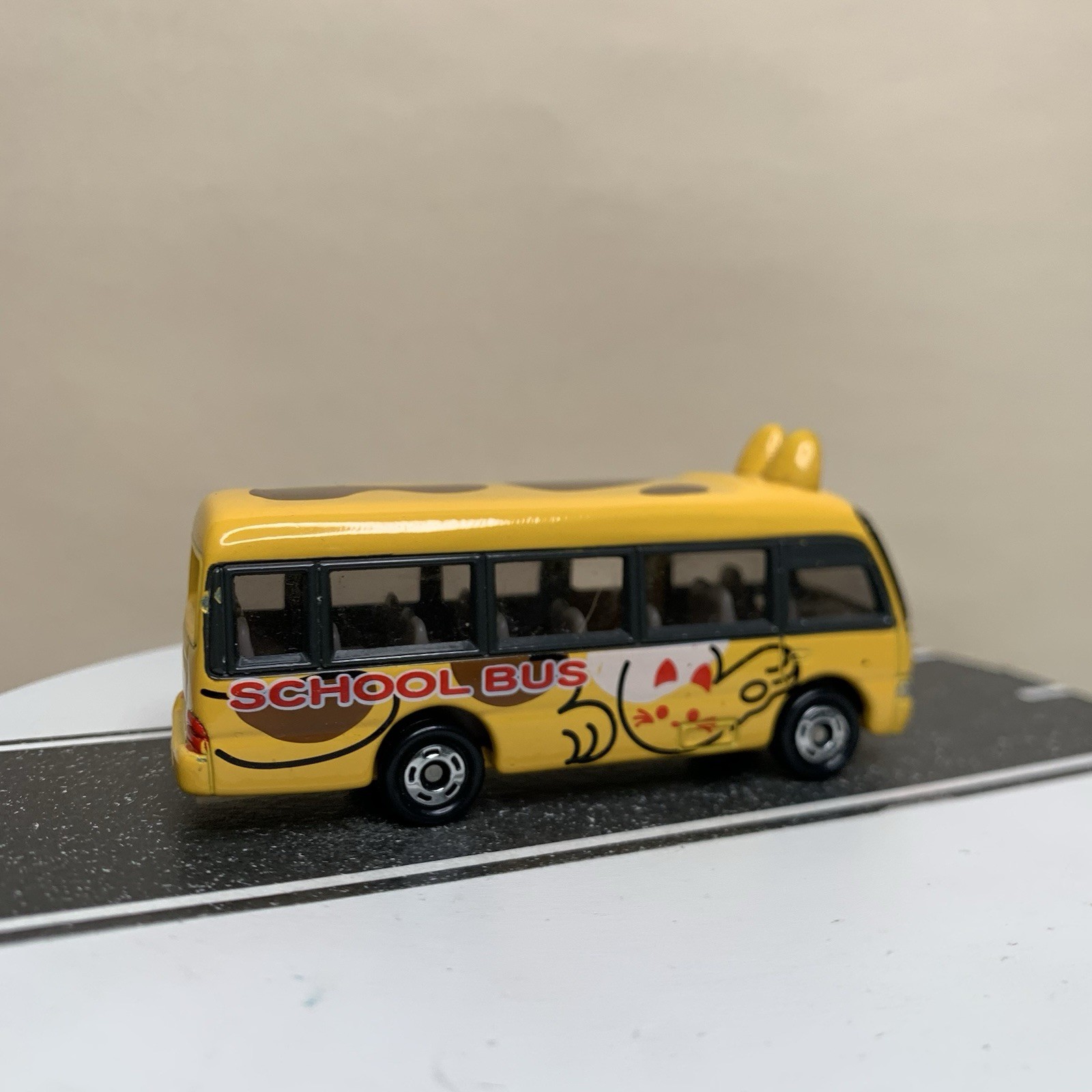Tomy Tomica #92 Toyota Coaster Kindergarten Cat Animal School Bus Yellow 1/89