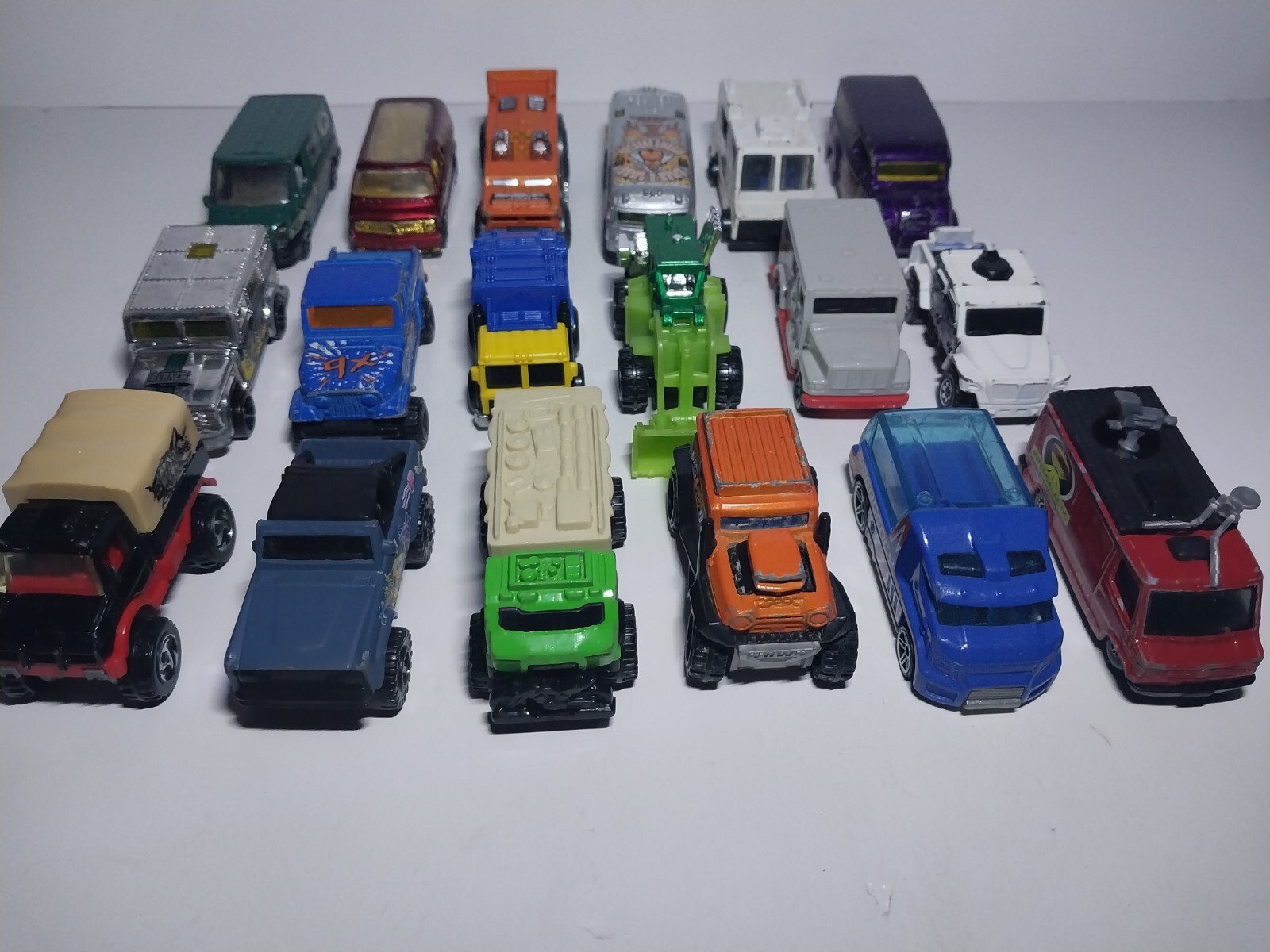 Lot 18 Hot Wheels & Matchbox Truck Bus Jeep Ect Please See Photos