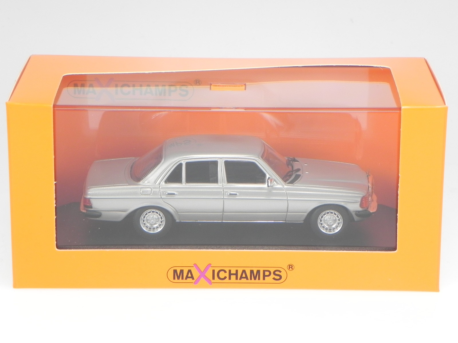 Mercedes W123 230E 1982 silver diecast modelcar 940032202 Maxichamps 1:43